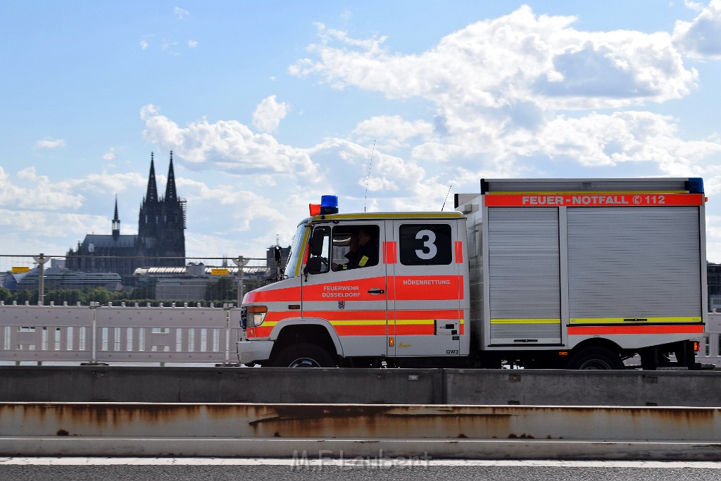 Koelner Seilbahn Gondel blieb haengen Koeln Linksrheinisch P248.JPG